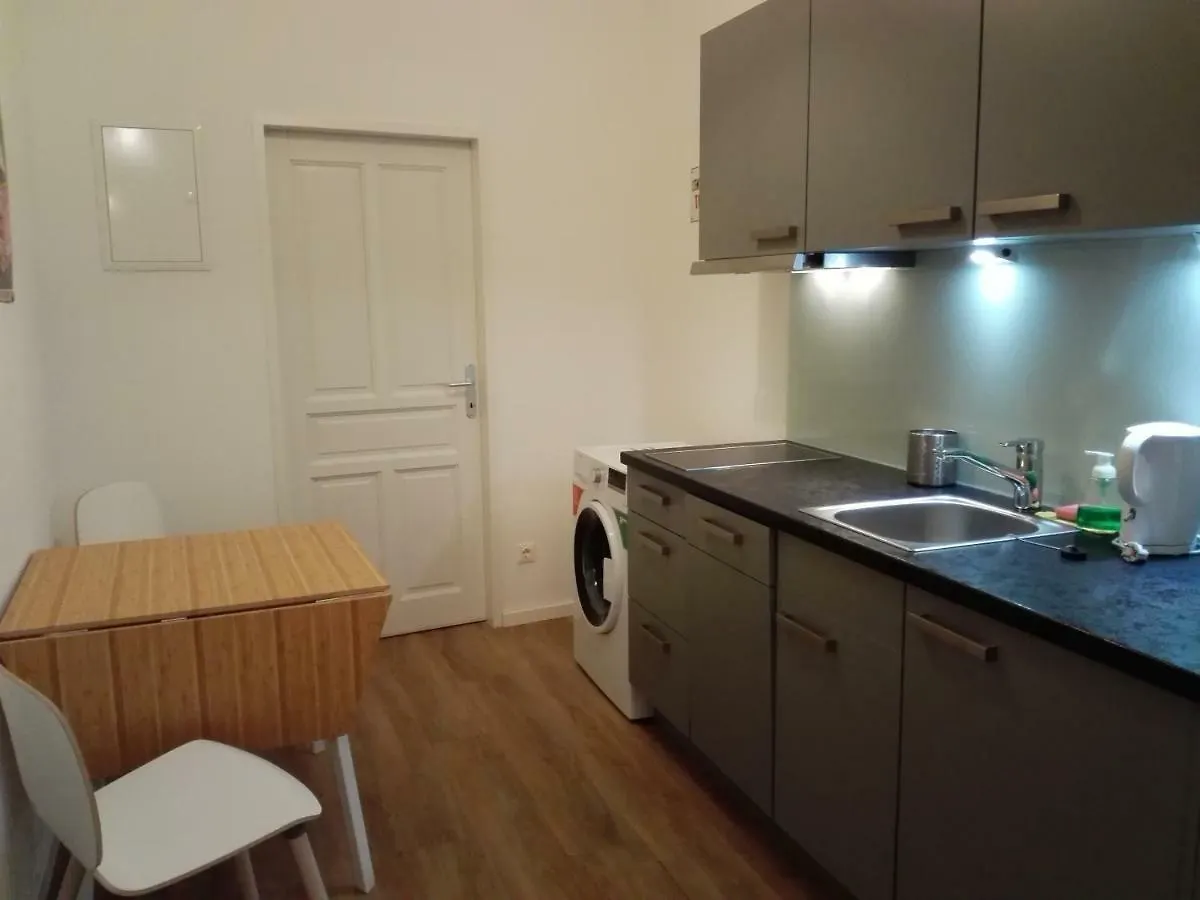 Livinginn6 Vienna 0*,